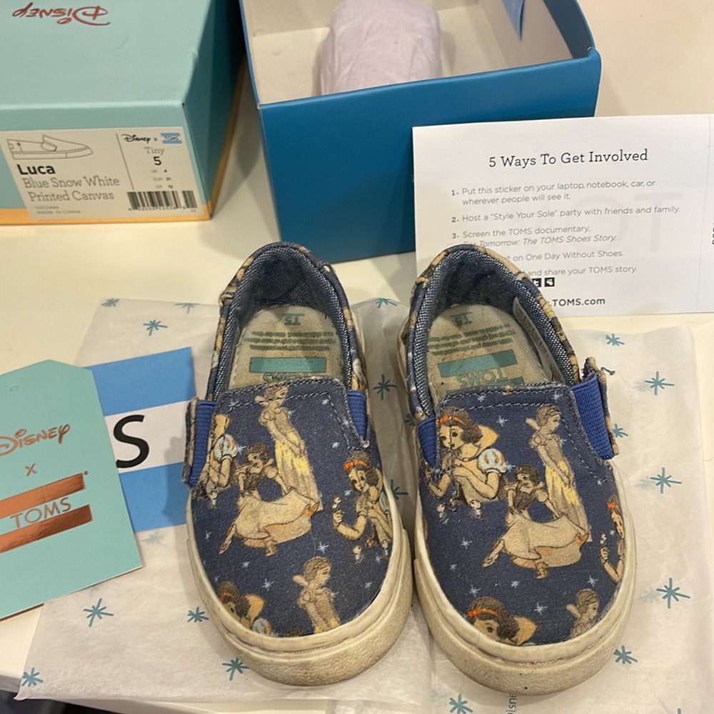 Baby toms Disney show white shoes